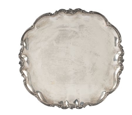 Italia, XX secolo, Piatto in argento con bordo mistilineo ed elementi decorativi. 1930-1950 ca.