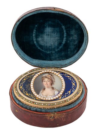 Francia, fine XVIII - inizio XIX secolo, Tabacchiera ovale in oro con miniatura entro cornice in perle. 1780-1820 ca.