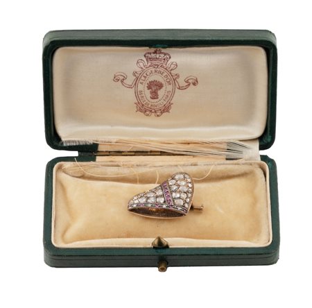 Orfèvrerie A la Gerbe d'Or - 86, rue de Rivoli, Paris, Spilla da rever corno ducale. 1850-1870.