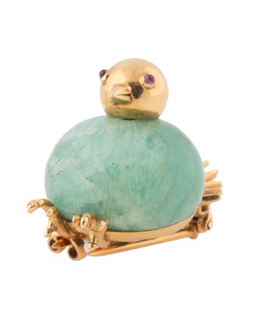 Chaumet, Joaillier à Paris depuis 1780, Spilla in oro e giada raffigurante un pulcino. Parigi e Londra, 1930 ca.