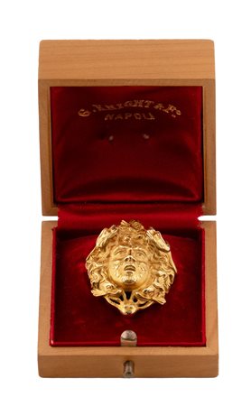 Giuseppe Knight & F.o, Napoli, Spilla con testa di Gorgone in oro 18 kt. 1940-1950.