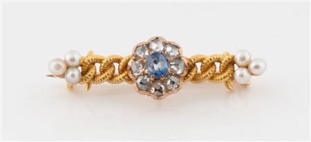 Piccola spilla in oro 18 kt con diamanti e perline. 1930 ca.