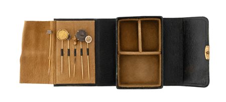 Sei spille da cravatta in oro 18 kt alcune con piccoli brillanti e pietre. 1950 ca.