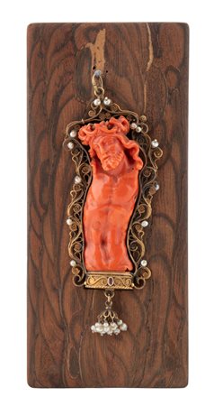 Italia, fine XIX secolo, Pendente con torso di Cristo in corallo e filigrana d'oro. Italia, fine XIX secolo.