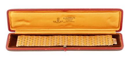 Gübelin, Bracciale in oro a fascia larga con decorazione geometrica. 1900.