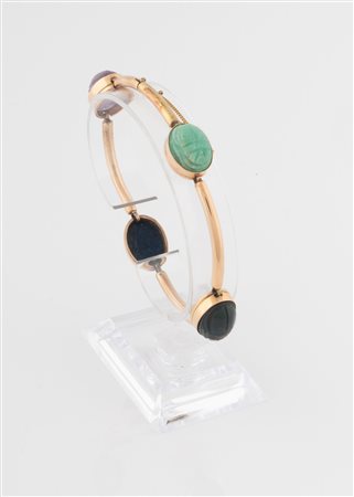 Bracciale in oro 18 kt con scarabei in pietra dura. 1950 ca.
