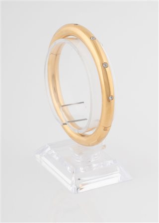 Bracciale rigido in oro 18 kt con brillantini. 