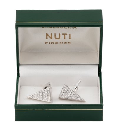 Orologeria Nuti, Firenze, Gemelli in oro bianco 18 kt con pavé di brillantini. 1960.