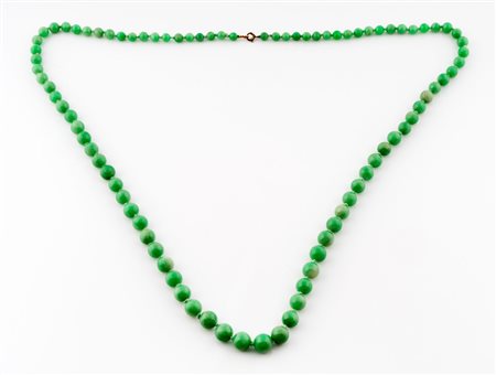 Collana di perle in giada verde chiaro. 1960 ca.