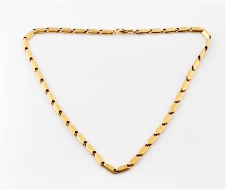 Catena girocollo in oro 18 kt con elementi lisci e rigati. 1970 ca.
