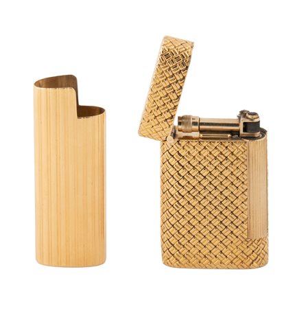 Lotto composto di 1 accendino e 1 porta accendino in oro. 