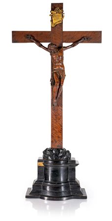 Crocifisso da altare in bosso, primo quarto del XVIII secolo La...