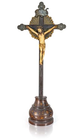 Cristo crocifisso in avorio dipinto su croce in legno con elementi in...