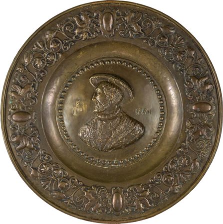 Grande piatto da parata commemorativo in rame repoussé, Francia, XIX secolo...