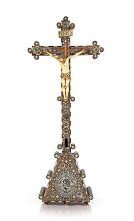 Cristo crocifisso in avorio su croce da tavolo in legno e madreperla, Terra...