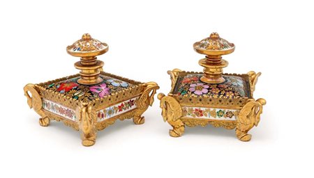 Coppia di flaconi porta profumo in porcellana policroma e dorata nei modi di...