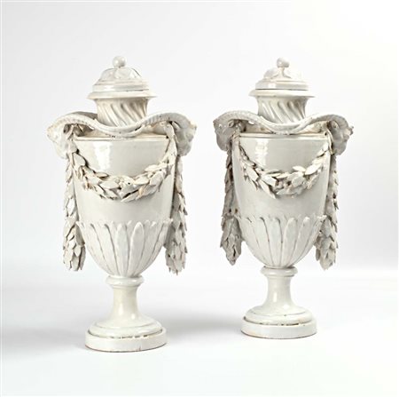 Coppia di vasi con coperchio in maiolica bianca, fine XVIII secolo corpo ad...