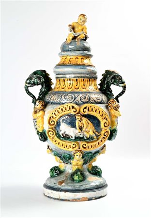 Vaso in maiolica policroma con coperchio, Napoli, XIX secolo corpo a...
