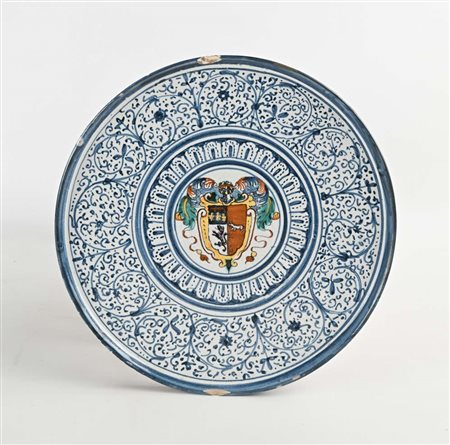 Alzatina in maiolica con stemma, Italia centrale, fine XVI secolo piatto...