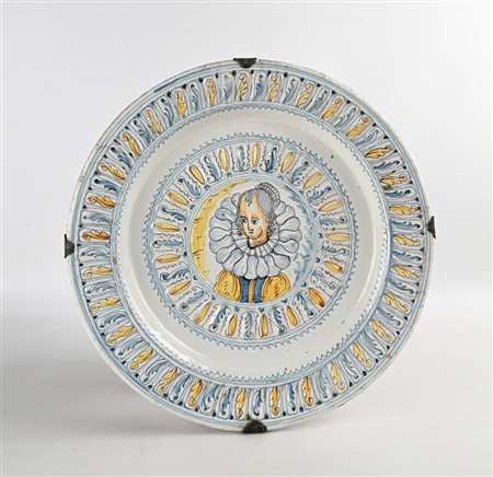 Piatto in maiolica in stile compendiario, Napoli ?, inizio del XVII secolo...