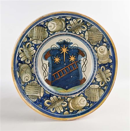 Piatto da pompa in maiolica policroma con stemma e trofei, Casteldurante,...