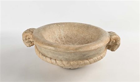 Vasca in marmo, inizio del XVI secolo di forma circolare con anse scultoree...