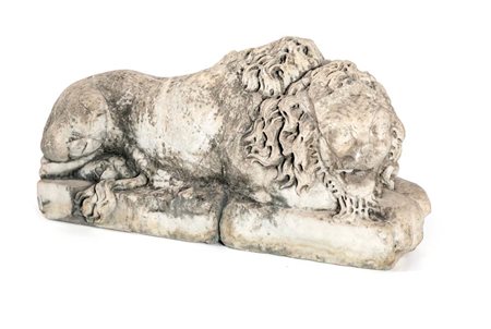 Lapicida del XVII secolo () Leone stiloforo in marmo bianco raffigurato...