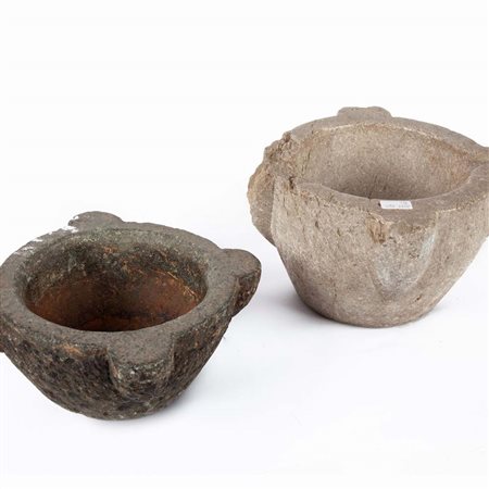 Due mortai diversi rispettivamente in marmo verde e bianco, XVI/XVII secolo...