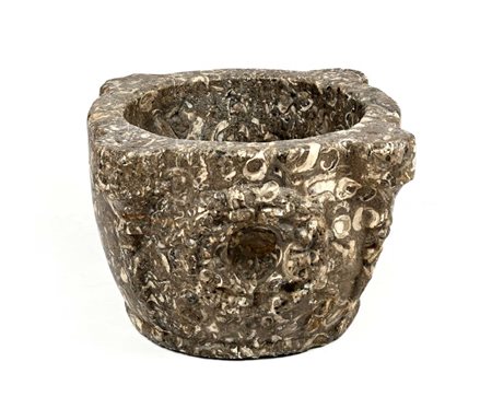 Mortaio in marmo lumachella, XVII secolo caratterizzato da quattro lobi e da...