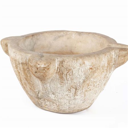 Grande mortaio bocciardato in marmo bianco, XVII secolo caratterizzato da...
