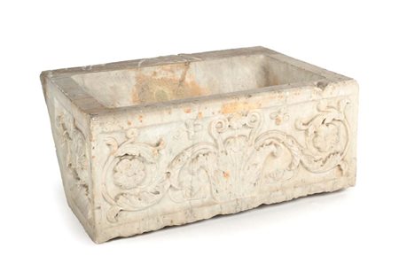 Vasca rettangolare in marmo bianco, XVI/XVII secolo decorata da girali...