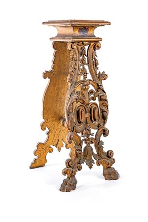 Sgabellone in legno intagliato e dorato, Emilia, XVII secolo piano d'appoggio...