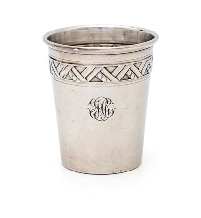 Bicchiere con iniziali in corsivo incise profilo superiore sottolineato da...