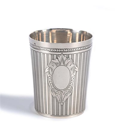 Bicchiere in argento superficie rigata delimitata superiormente da una...