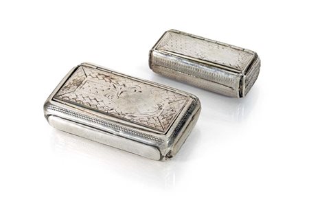 Due antiche tabacchiere in argento decorazione consunta, ammaccature e...