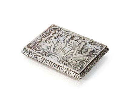 Portasigarette in argento sbalzato decorata sul coperchio da figure di...