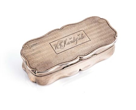 Tabacchiera in argento, Birmingham 1899 di forma rettangolare sagomata con...