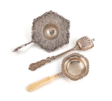 Due colini ed un filtro da tè in argento, XIX/XX secolo misure diverse - peso...