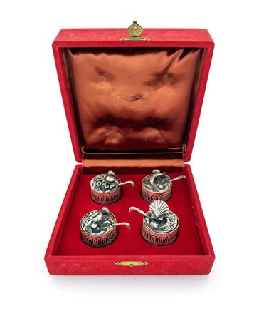 Quattro saliere in argento, Faccioli, Milano XX secolo di forma cilindrica...