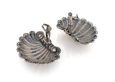 Coppia di vaschette a forma di conchiglia con impugnatura scultorea in forma...