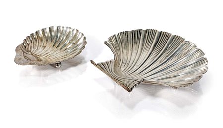 Due vaschette a conchiglia in argento, una Birmingham 1909 ed una a valva...