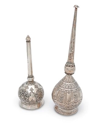 Due bottiglie porta profumo in argento, arte mediorientale, XIX secolo fogge...