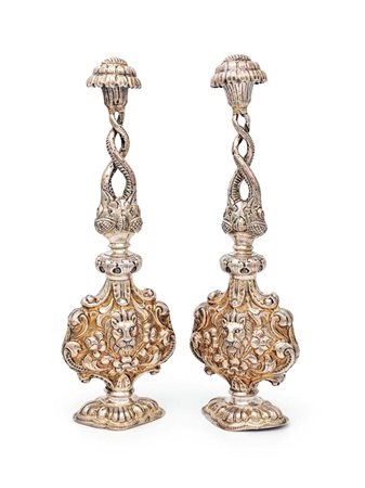 Coppia di ampolle per l'acqua di rose in argento con figure di leoni ed...