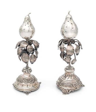 Due porta stecchini da antipasto a forma di pera in argento, piedistalli a...