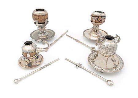 Quattro bicchieri da “mate” in argento e legni esotici, America Latina,...