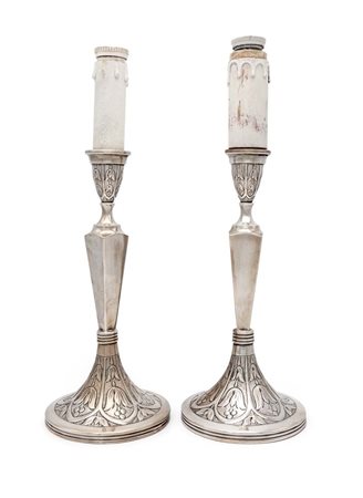 Coppia di candelieri a fusto quadrato in argento, Stati Uniti, XIX secolo...