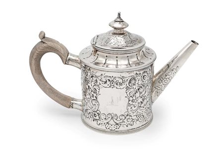 Teiera in argento sbalzato, Londra 1776 corpo cilindrico con fitta...