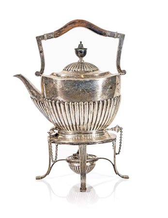 Teiera con rechaud in argento, Londra 1905 peso complessivo lordo gr. 1114 cm...