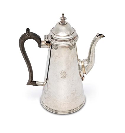 Caffettiera in argento, Londra, 1747 corpo liscio di forma troncoconica...