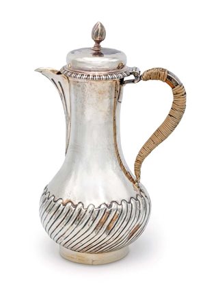 Caffettiera in argento, Londra, 1755 corpo piriforme su basso piede ad...